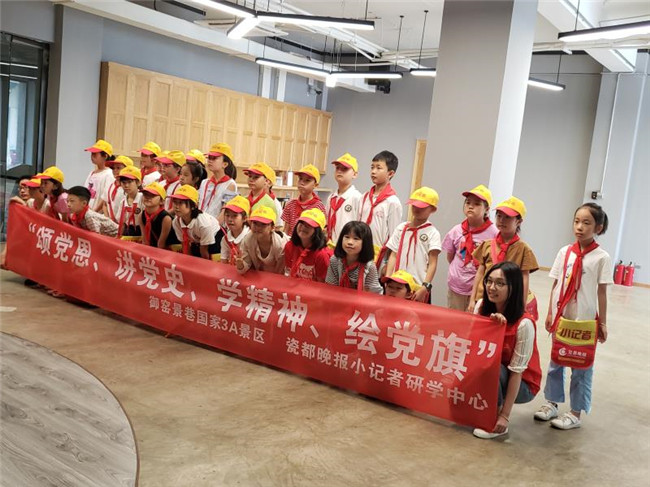 市古鎮(zhèn)公司黨總支開展“頌黨恩、講黨史、學(xué)精神、繪黨旗”主題活動