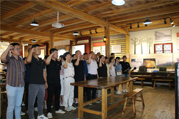 市古鎮(zhèn)投資公司黨總支、民進(jìn)景德鎮(zhèn)市文化支部聯(lián)合開展黨史學(xué)習(xí)教育“紅色走讀”實(shí)踐活動