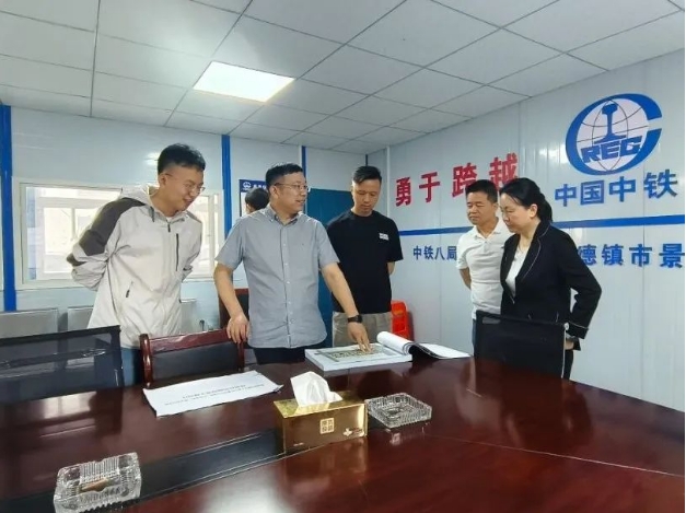 市古鎮(zhèn)投資公司黨總支書(shū)記、董事長(zhǎng)周長(zhǎng)根帶隊(duì)調(diào)研古鎮(zhèn)學(xué)府小區(qū)建設(shè)項(xiàng)目